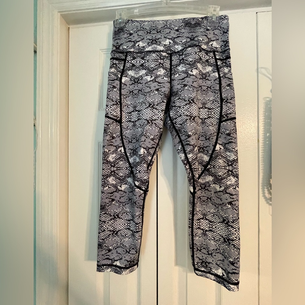 Zyia cropped snakeskin Leggings